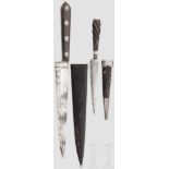 Zwei silbermontierte Messer, Ligurien, 18. Jhdt. Gegratete Rückenklinge mit geschnittenem Ansatz und