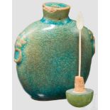 Snuffbottle aus grün glasierter Keramik, China, 18./19. Jhdt. Bauchige Flasche aus grün glasierter
