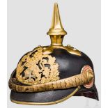 Helm für Reserveoffiziere der Infanterie, um 1900 Schwarz lackierter Lederkorpus mit vergoldeten