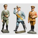 Drei Persönlichkeitsfiguren Lineol und Elastolin, Hitler sowie Göring mit Sommermütze Drei