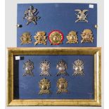 13 Mützenabzeichen, überwiegend der Kavallerie 13 Fregi da Berretto Cavalleria In silberner und