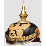 Helm für Offiziere der Infanterie, um 1900 Schwarz lackierte Lederglocke mit vergoldeten