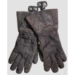Ein Paar beheizbare Handschuhe zur Flieger-Sonderbekleidung Kammerstücke aus graublauem Rauleder mit
