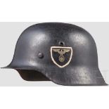 Stahlhelm M 42 mit zwei Abzeichen des RAD Die ursprünglich feldgrau lackierte Glocke außenseitig