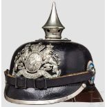 Helm M 1896 für Mannschaften der Infanterie Kammerstück. Schwarz lackierte Lederglocke mit