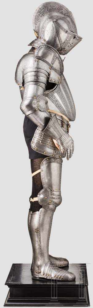 Geätzter Feldharnisch, Mailand, um 1570/80 Mantelhelm mit einteilig geschlagener Kalotte. Hoher, - Bild 7 aus 13