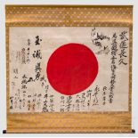 Japanische Seidenflagge aus dem 2. Weltkrieg Weiße Seide, mittig rot mit Sonnensymbol bedruckt,