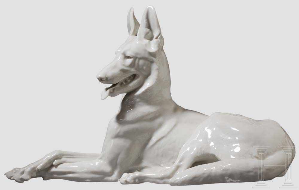 Großer, liegender Schäferhund Weiße, glasierte Porzellanfigur nach einem Entwurf von Professor