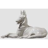 Großer, liegender Schäferhund Weiße, glasierte Porzellanfigur nach einem Entwurf von Professor