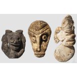 Drei Kleinfiguren aus Stein, Keramik und Meeresschnecke, Taino-Kultur, Karibik, 11. - 15. Jhdt.