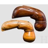 Zwei Krisgriffe, Bugis (Celebes), um 1900 Jeweils ähnlich geschnitzter Griff aus Holz bzw. Elfenbein