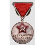Medaille "Für heldenmütige Arbeit", Sowjetunion, ab 1938 Silber, teilweise emailliert, an