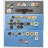 Komplette Reichsstraßensammlung, 1.612 Abzeichen, ein Ordner mit Dokumenten und Postkarten Die