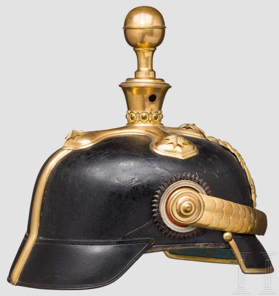 Helm für Offiziere der Artillerie, um 1900 Schwarz lackierter Lederkorpus mit vergoldeten - Image 2 of 3