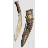 Khukri, Nepal, 20. Jhdt. Typisch geformte Klinge, profilierter Holzgriff mit eiserner Zwinge.