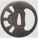 Tsuba, Japan, um 1650 Eiserne Marugata Ito-Sukashi Tsuba. Auf glatter Platte mit Amida Yasurime