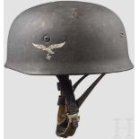 Stahlhelm M 38 für Fallschirmjäger mit einem Abzeichen Glocke mit luftwaffenblauer, leicht rauer