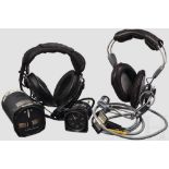 Zwei Headsets, zwei Bordinstrumente, 2. Hälfte 20. Jhdt. Kopfhörer (Headset) des engl. Modells "