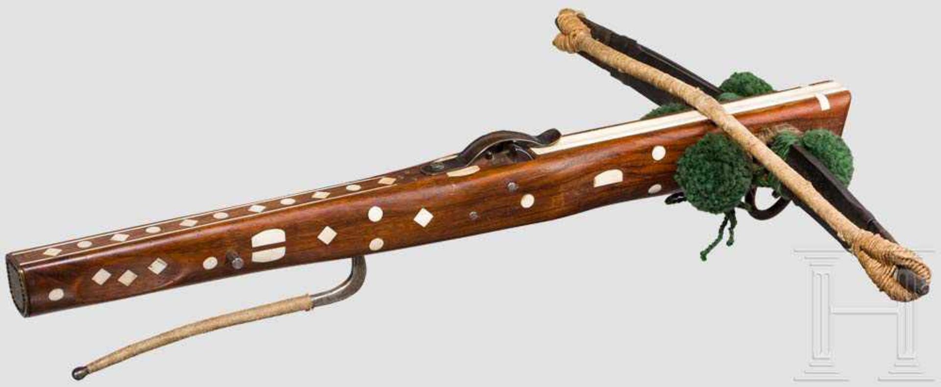 Schützenarmbrust mit Beineinlagen, deutsch, 19. Jhdt. Doppellagiger Stahlbogen mit geflochtener - Bild 2 aus 2