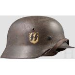 Stahlhelm M 40 der Waffen-SS mit einem Abzeichen Flugrostige Glocke mit Resten der feldgrauen