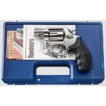 Smith & Wesson Mod. 64-6, "The .38 M & P Stainless", im Koffer Kal. .38 Spl., Nr. CEE6054. Blanker