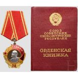 Lenin-Orden mit Verleihungsbuch, Sowjetunion, ab 1950 Gold, Platin, Emaille. Rückseitige
