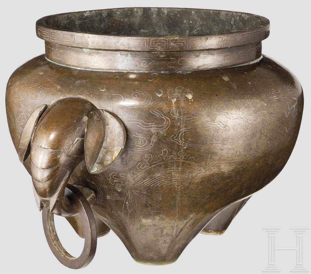 Bronzegefäß mit Silbereinlagen, China, 19. Jhdt. Bauchiges Gefäß auf drei kurzen Standbeinen. - Image 2 of 2