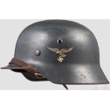 Stahlhelm M 35 der Luftwaffe mit beiden Abzeichen Glocke mit grau-blauer Originallackierung und