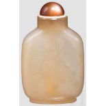 Snuffbottle aus hellem Achat, China, 19. Jhdt. Flache Flasche mit kurzem zylindrischen Hals aus