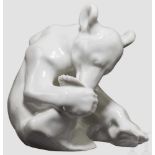 Sitzender Bär Weiße, glasierte Porzellanfigur nach einem Entwurf von Prof. Willy Zügel. Im Boden