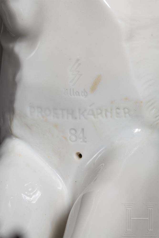 Stehendes Rehkitz Weiße, glasierte Porzellanfigur nach einem Entwurf von Prof. Theodor Kärner. Auf - Image 3 of 3
