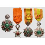 Orden Nicham Iftikhar - Kommandeur- sowie zwei Offiziersdekorationen Jeweils Silber und Emaille