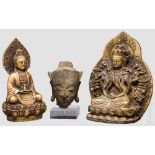 Zwei Buddhas und Kopf, Thailand/China, 18./19. Jhdt. Zwei Bronze-Buddhas in sitzender Position,