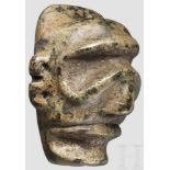 Maskaron aus Nephrit, Taino-Kultur, Karibik, 11. - 15. Jhdt. Skulptur eines Gesichts, hinten