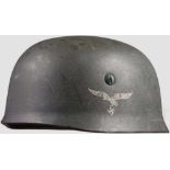 Stahlhelm M 38 für Fallschirmjäger mit einem Abzeichen Glocke mit feldgrau-grünlicher, leicht