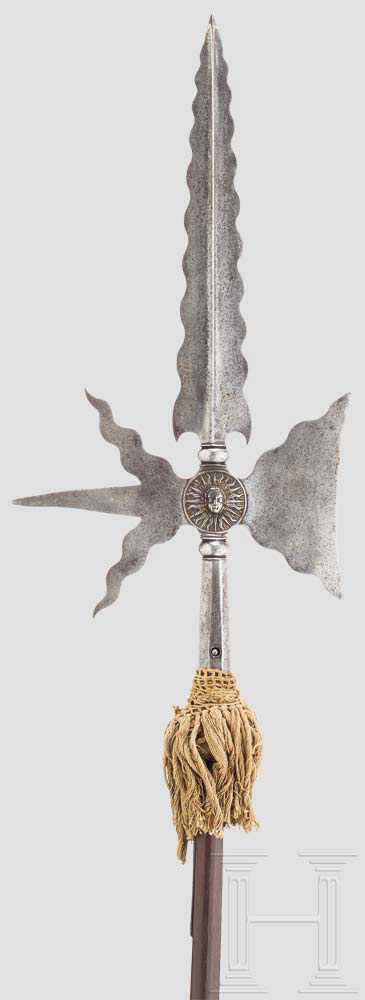 Prunk-Helmbarte der Schweizer Garde unter König Ludwig XIV. Beidseitig stark gegratete Spitze mit - Image 5 of 7