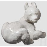Liegender Bär Weiße, glasierte Porzellanfigur nach einem Entwurf von Prof. Theodor Kärner. Im