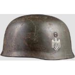 Stahlhelm M 38 für Fallschirmjäger mit beiden Abzeichen für Heeresangehörige Glocke mit Resten der