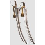 Zwei Säbel M 1837 für Offiziere der Infanterie Elegant geschwungene Rückenklinge mit beidseitiger