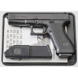 Glock Mod. 17, in Box Kal. 9 mm Luger, Nr. BTB069. Nummerngleich. Blanker Lauf, Länge 114 mm. 18-