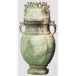 Große Vase aus Jade, China, späte Quing-Periode Einteilig geschnittene Vase aus graugrüner Jade
