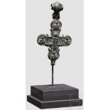 Enkolpion aus Bronze, mittelbyzantinisch, 11. - 12. Jhdt. Dreiteiliges Reliquiarkreuz. Kreuz aus