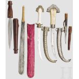 Fünf Messer und Dolche, Afrika um 1900 bzw. 20. Jhdt. Darunter zwei silbermontierte Koummyas mit