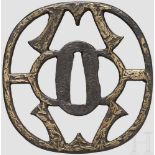 Tsuba, Japan, um 1650 Eiserne O Kakumarugata Gomoku Tsuba mit Kuwagata-Dekor in Sukashi. Durchmesser