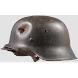 Stahlhelm M 42 der Waffen-SS mit einem Abzeichen und Gefechtsschaden (Battledamage) Die Glocke mit