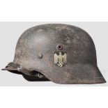 Stahlhelm M 40 mit einem Emblem Die flugrostige Glocke mit originaler, feldgrauer Raulackierung