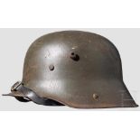 Stahlhelm M 16 Feldgraue Originallackierung, Lederinnenring mit Dreilaschenfutter, Knöpfe M 91,