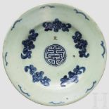 Celadon-Teller, China, Quing-Dynastie Tiefer Teller mit grüner Celadon-Glasur. Schauseitig blauer