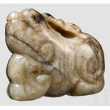 Foo-Löwe aus Jade, China, Tang-Dynastie Einteilig geschnittene Figur aus grünlich-bräunlicher