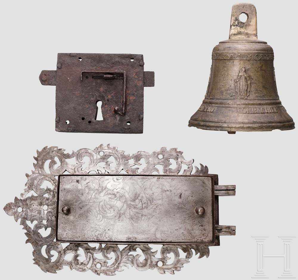 Zwei antike Schlösser, eine Bronzeglocke, 15. - 19. Jhdt. Ein spätgotisches, französisches - Image 2 of 2